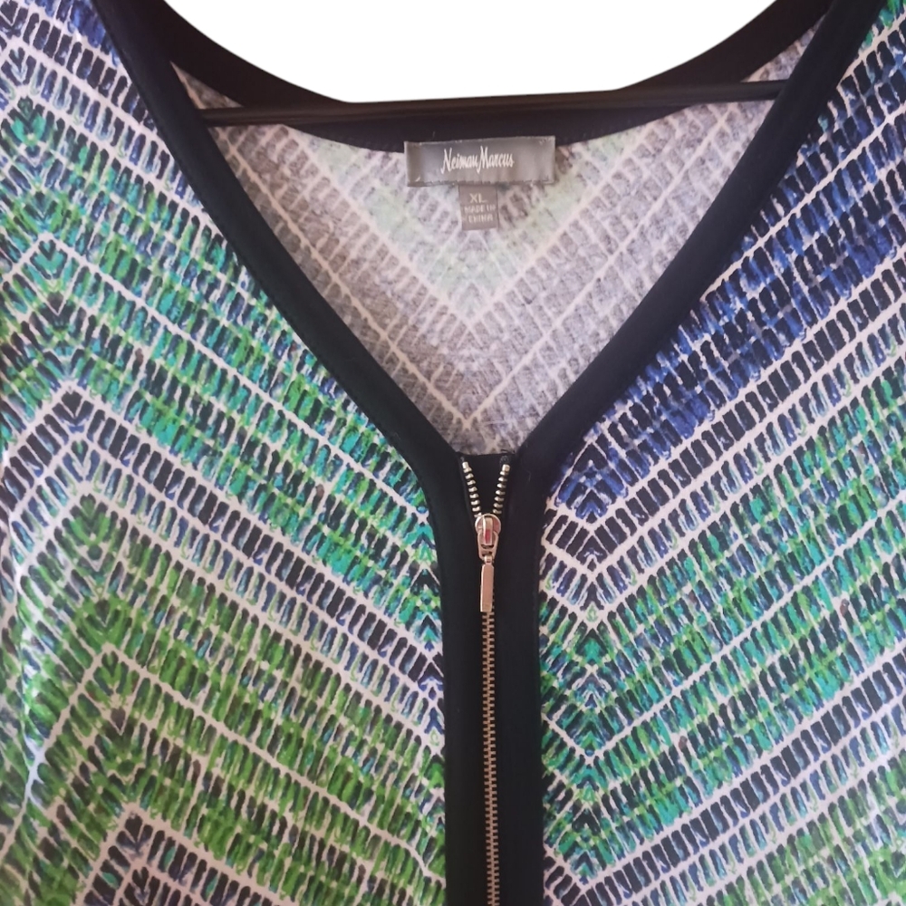Neiman Marcus Green and Blue Patterned Topelegant, fresh and soft for your skin
